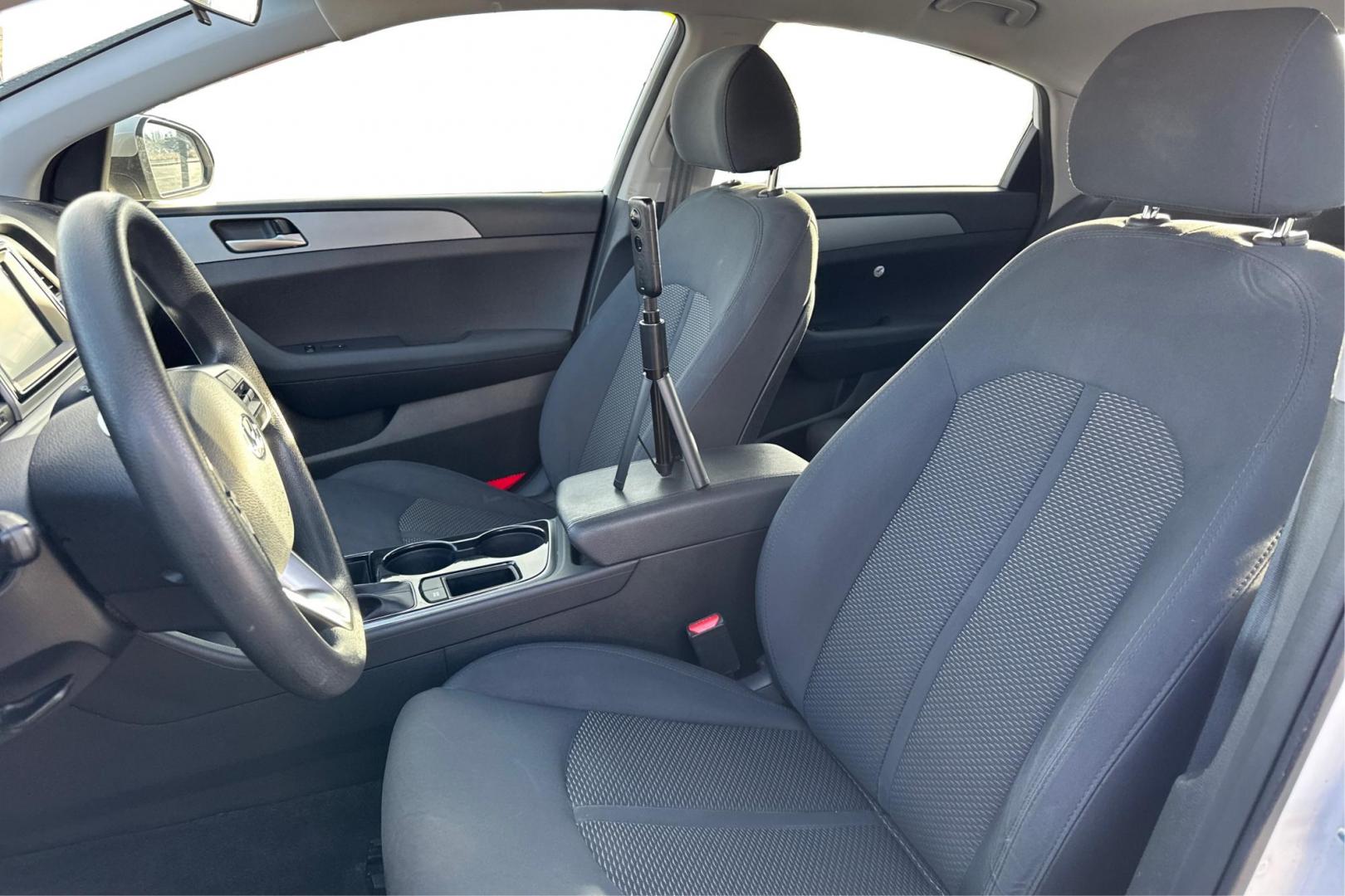 2019 White Hyundai Sonata SE (5NPE24AFXKH) with an 2.4L L4 DOHC 16V engine, 7A transmission, located at 7755 State Street, Midvale, UT, 84047, (801) 753-9063, 40.610329, -111.890656 - Photo#14