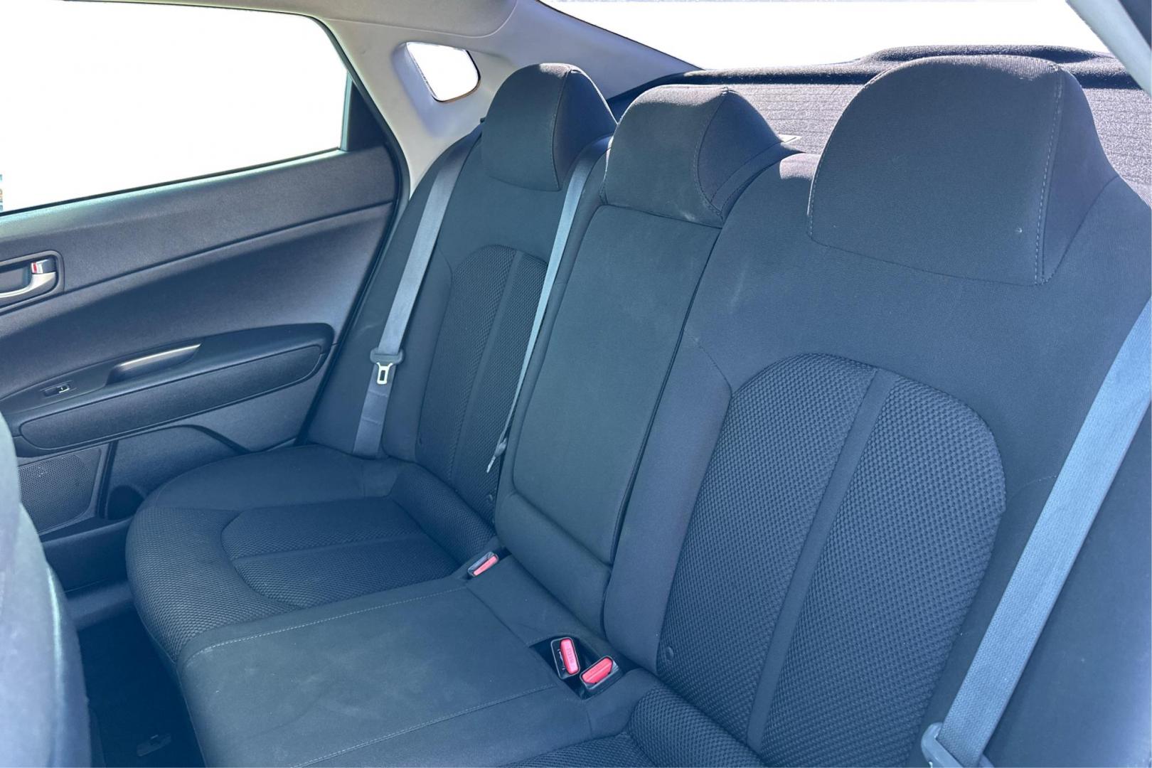 2020 Silver Kia Optima LX (5XXGT4L35LG) with an 2.4L L4 DOHC 16V engine, 6A transmission, located at 7755 State Street, Midvale, UT, 84047, (801) 753-9063, 40.610329, -111.890656 - Photo#15